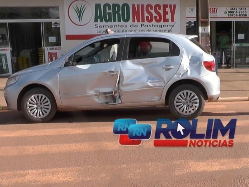 Acidente entre moto e carro é registrado entre moto e carro é registrado no centro de Rolim de Moura Acidente entre moto e carro é registrado entre moto e carro é registrado no centro de Rolim de Moura