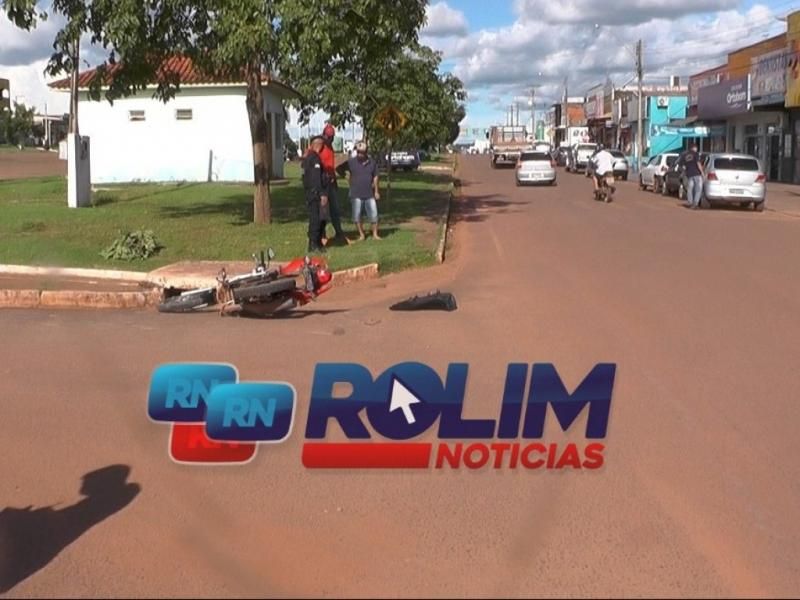Acidente entre moto e carro é registrado entre moto e carro é registrado no centro de Rolim de Moura Acidente entre moto e carro é registrado entre moto e carro é registrado no centro de Rolim de Moura