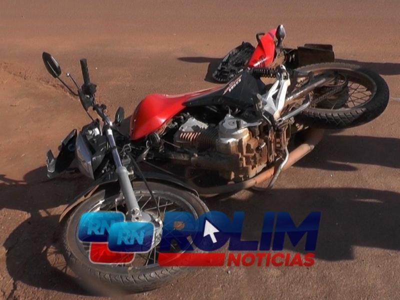 Acidente entre moto e carro é registrado entre moto e carro é registrado no centro de Rolim de Moura Acidente entre moto e carro é registrado entre moto e carro é registrado no centro de Rolim de Moura