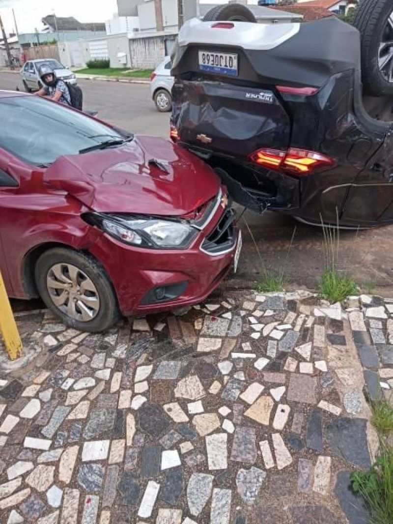 Acidente inusitado envolvendo dois carros e viatura dos Bombeiros deixa militar ferida em Vilhena Acidente inusitado envolvendo dois carros e viatura dos Bombeiros deixa militar ferida em Vilhena