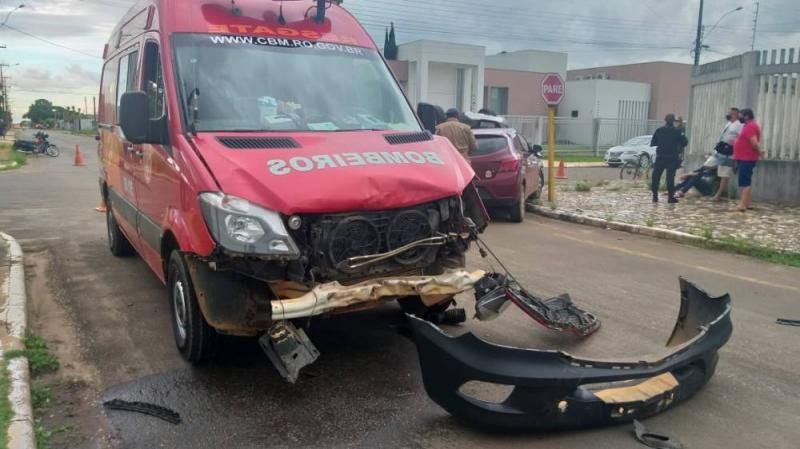Acidente inusitado envolvendo dois carros e viatura dos Bombeiros deixa militar ferida em Vilhena Acidente inusitado envolvendo dois carros e viatura dos Bombeiros deixa militar ferida em Vilhena