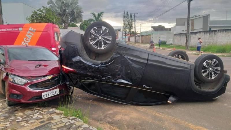 Acidente inusitado envolvendo dois carros e viatura dos Bombeiros deixa militar ferida em Vilhena Acidente inusitado envolvendo dois carros e viatura dos Bombeiros deixa militar ferida em Vilhena