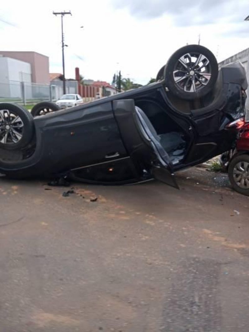 Acidente inusitado envolvendo dois carros e viatura dos Bombeiros deixa militar ferida em Vilhena Acidente inusitado envolvendo dois carros e viatura dos Bombeiros deixa militar ferida em Vilhena