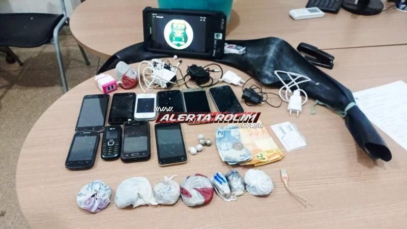 Suspeito é preso pela PM tentando jogar drogas e aparelhos celulares dentro de unidade prisional em Rolim de Moura Suspeito é preso pela PM tentando jogar drogas e aparelhos celulares dentro de unidade prisional em Rolim de Moura