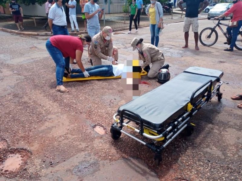 Mulher fica ferida após acidente entre moto e carro no centro de Rolim de Moura