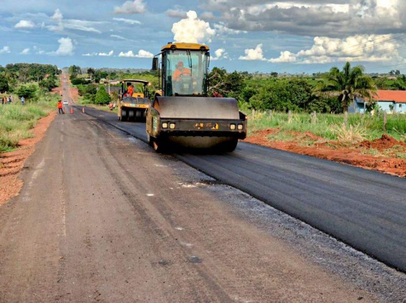 DER retoma operação de recapeamento asfáltico e tapa-buracos na RO-010, de Rolim de Moura a Migrantinópolis DER retoma operação de recapeamento asfáltico e tapa-buracos na RO-010, de Rolim de Moura a Migrantinópolis