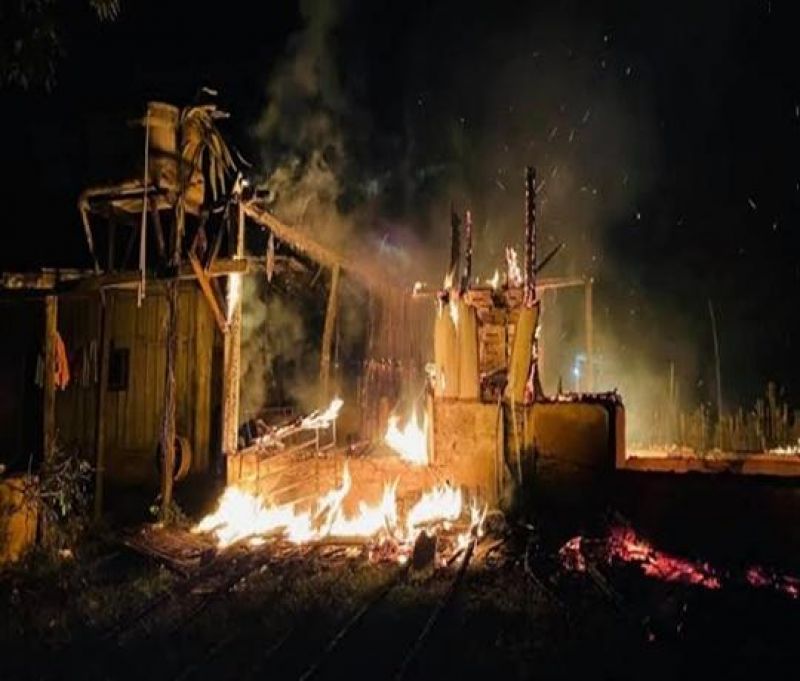 Após discussão com membros de facção, homem tem residência destruída por incêndio Após discussão com membros de facção, homem tem residência destruída por incêndio