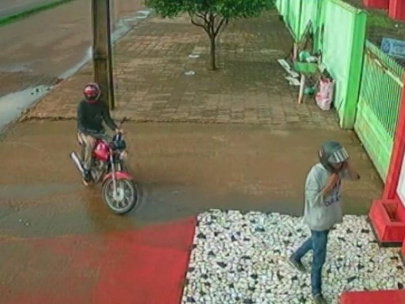 Agência financeira é alvo da ação de bandidos em Rolim de Moura Agência financeira é alvo da ação de bandidos em Rolim de Moura