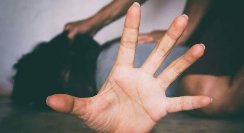 Jovem de 22 anos tem casa invadida e é estuprada enquanto lavava roupas Jovem de 22 anos tem casa invadida e é estuprada enquanto lavava roupas
