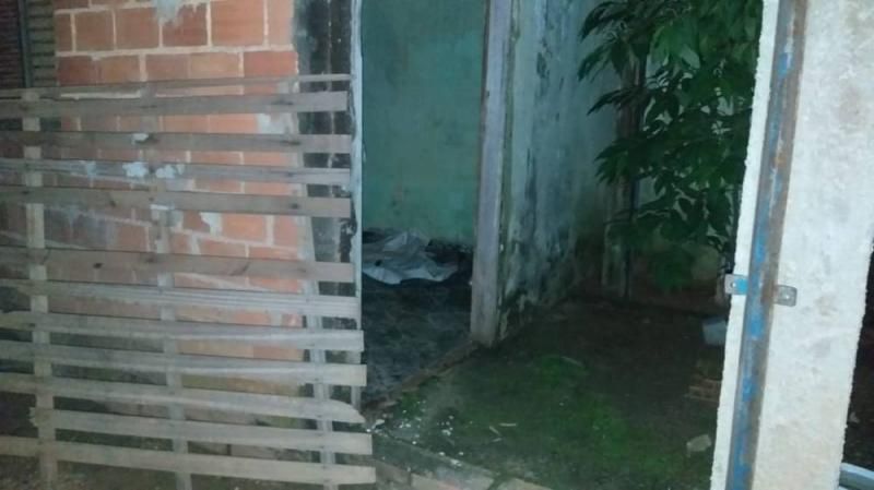 Após ser espancado pelo pai, jovem com problemas psiquiátricos ateia fogo em casa Após ser espancado pelo pai, jovem com problemas psiquiátricos ateia fogo em casa