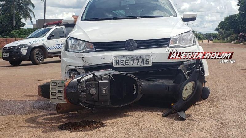 Mulher fica ferida após moto ser atingida por carro no Bairro Boa Esperança em Rolim de Moura Mulher fica ferida após moto ser atingida por carro no Bairro Boa Esperança em Rolim de Moura