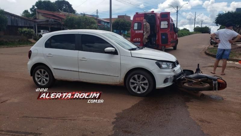 Mulher fica ferida após moto ser atingida por carro no Bairro Boa Esperança em Rolim de Moura Mulher fica ferida após moto ser atingida por carro no Bairro Boa Esperança em Rolim de Moura