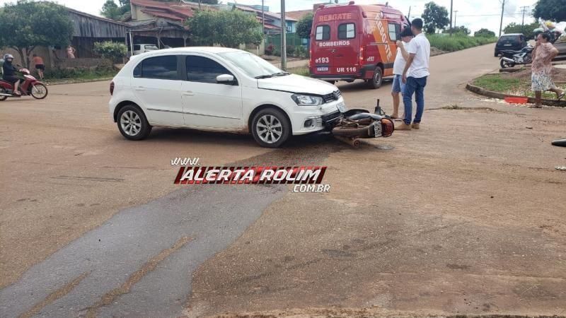 Mulher fica ferida após moto ser atingida por carro no Bairro Boa Esperança em Rolim de Moura Mulher fica ferida após moto ser atingida por carro no Bairro Boa Esperança em Rolim de Moura
