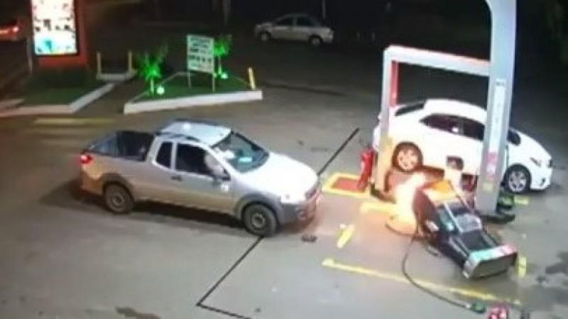 Carro arranca bomba de combustível e provoca princípio de incêndio em posto; veja o vídeo Carro arranca bomba de combustível e provoca princípio de incêndio em posto; veja o vídeo