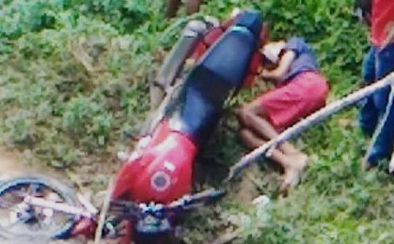 Adolescentes tentam fugir da polícia e acabam caindo com moto em córrego Adolescentes tentam fugir da polícia e acabam caindo com moto em córrego