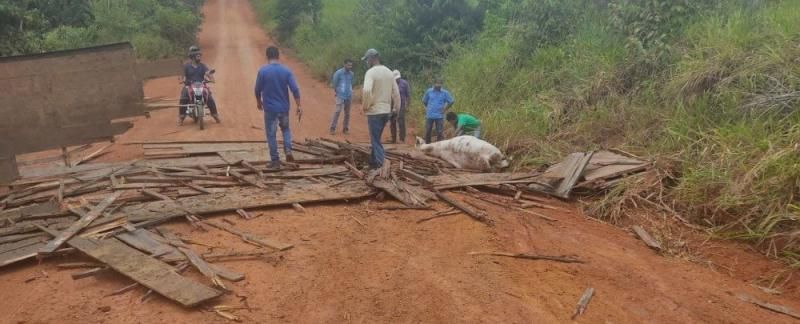 Caminhão boiadeiro carregado tomba na zona rural de Vale do Anari