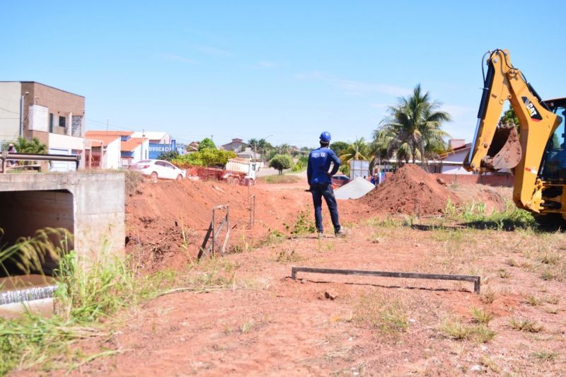 Rolim de Moura: Prefeitura inicia construção de ponte de concreto armado no Igarapé da Encrenca Rolim de Moura: Prefeitura inicia construção de ponte de concreto armado no Igarapé da Encrenca