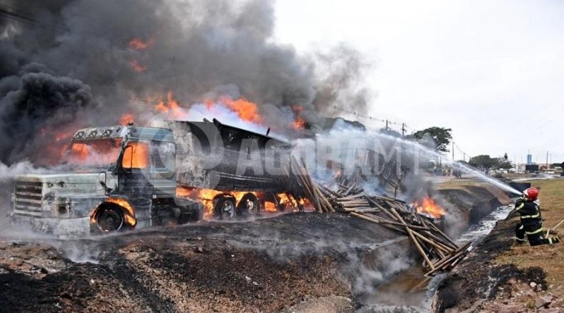 Caminhão tanque pega fogo e incêndio destrói outra carreta carregada de madeiras em Mato Grosso; veja fotos e vídeos Caminhão tanque pega fogo e incêndio destrói outra carreta carregada de madeiras em Mato Grosso; veja fotos e vídeos