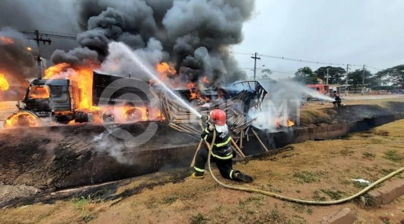 Caminhão tanque pega fogo e incêndio destrói outra carreta carregada de madeiras em Mato Grosso; veja fotos e vídeos Caminhão tanque pega fogo e incêndio destrói outra carreta carregada de madeiras em Mato Grosso; veja fotos e vídeos