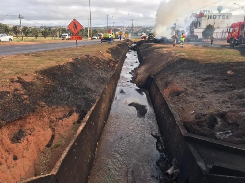Caminhão tanque pega fogo e incêndio destrói outra carreta carregada de madeiras em Mato Grosso; veja fotos e vídeos Caminhão tanque pega fogo e incêndio destrói outra carreta carregada de madeiras em Mato Grosso; veja fotos e vídeos