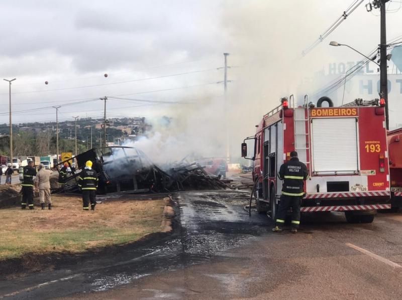 Caminhão tanque pega fogo e incêndio destrói outra carreta carregada de madeiras em Mato Grosso; veja fotos e vídeos Caminhão tanque pega fogo e incêndio destrói outra carreta carregada de madeiras em Mato Grosso; veja fotos e vídeos