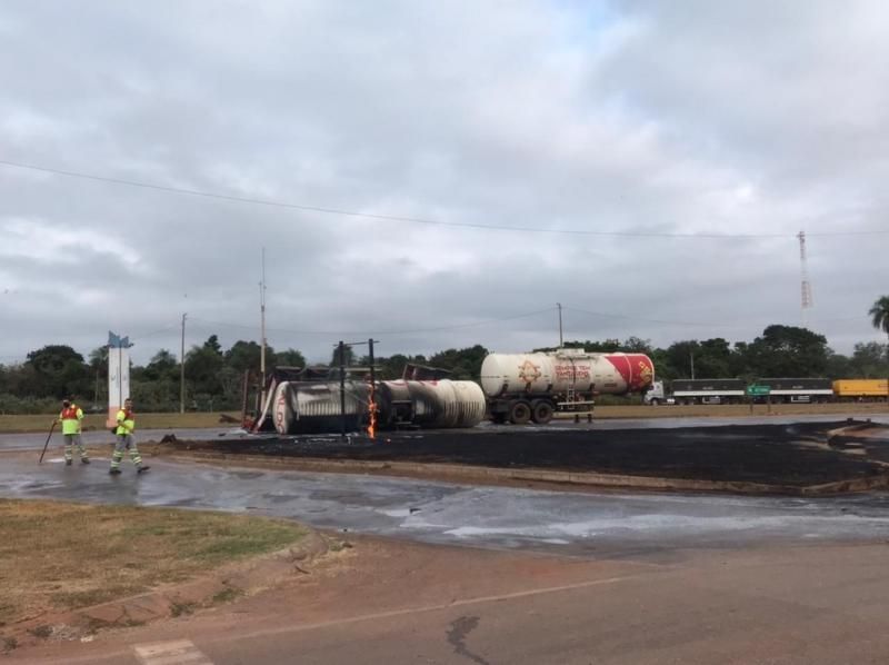 Caminhão tanque pega fogo e incêndio destrói outra carreta carregada de madeiras em Mato Grosso; veja fotos e vídeos Caminhão tanque pega fogo e incêndio destrói outra carreta carregada de madeiras em Mato Grosso; veja fotos e vídeos