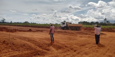 Rolim de Moura: Semagri oferece terraplanagem para aviários que estão em construção...