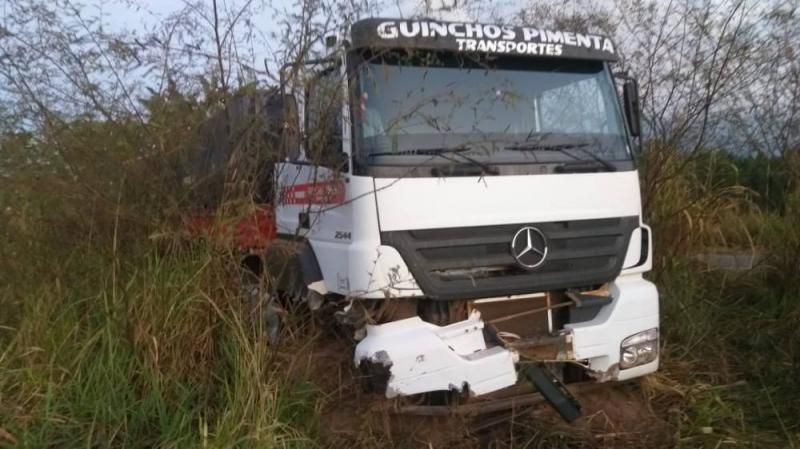 Grave acidente deixa três vítimas feridas na BR-364 em Vilhena Grave acidente deixa três vítimas feridas na BR-364 em Vilhena