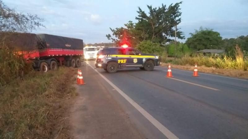 Grave acidente deixa três vítimas feridas na BR-364 em Vilhena Grave acidente deixa três vítimas feridas na BR-364 em Vilhena
