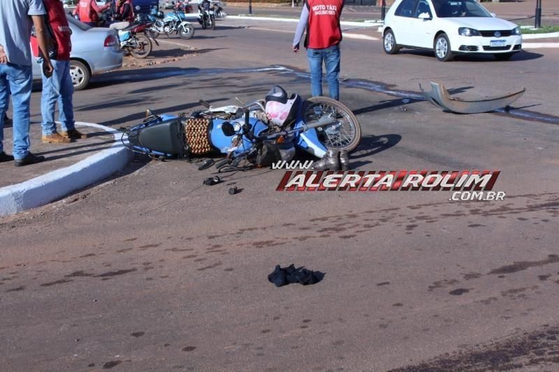 Mototaxista é socorrido à UPA após ser atingida por carro no Centro de Rolim de Moura Mototaxista é socorrido à UPA após ser atingida por carro no Centro de Rolim de Moura