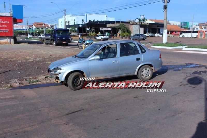 Mototaxista é socorrido à UPA após ser atingida por carro no Centro de Rolim de Moura Mototaxista é socorrido à UPA após ser atingida por carro no Centro de Rolim de Moura