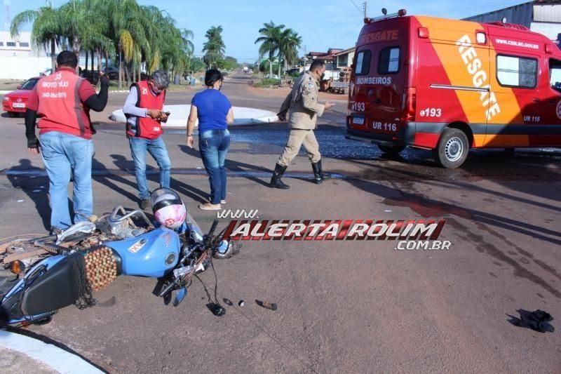 Mototaxista é socorrido à UPA após ser atingida por carro no Centro de Rolim de Moura Mototaxista é socorrido à UPA após ser atingida por carro no Centro de Rolim de Moura