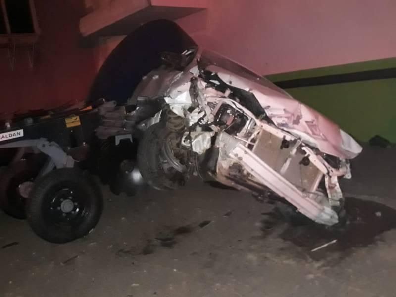 Motorista em alta velocidade perde controle da direção, quase atropela ciclista e bate em maquinários agrícolas em Vilhena