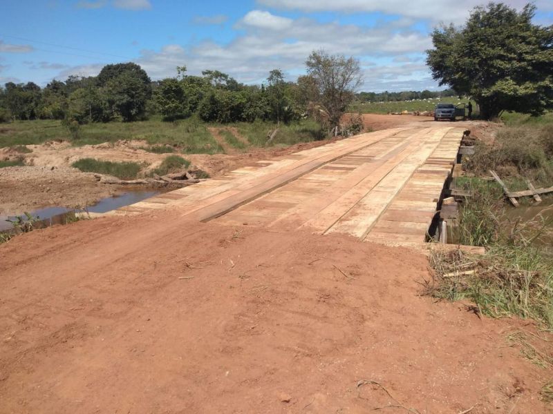 Prefeitura de Rolim de Moura recupera ponte da linha 176 lado norte