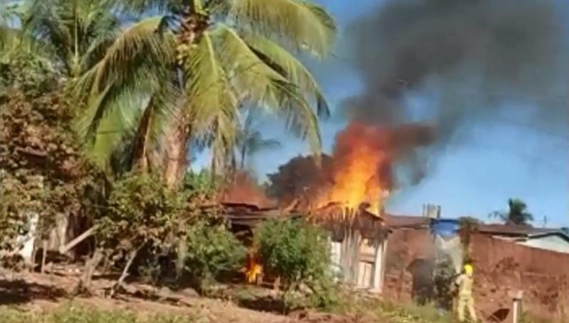 Casa de madeira é destruída por incêndio e moradora perde todos seus pertences em Rolim de Moura; veja o vídeo