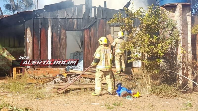 Casa de madeira é destruída por incêndio e moradora perde todos seus pertences em Rolim de Moura; veja o vídeo