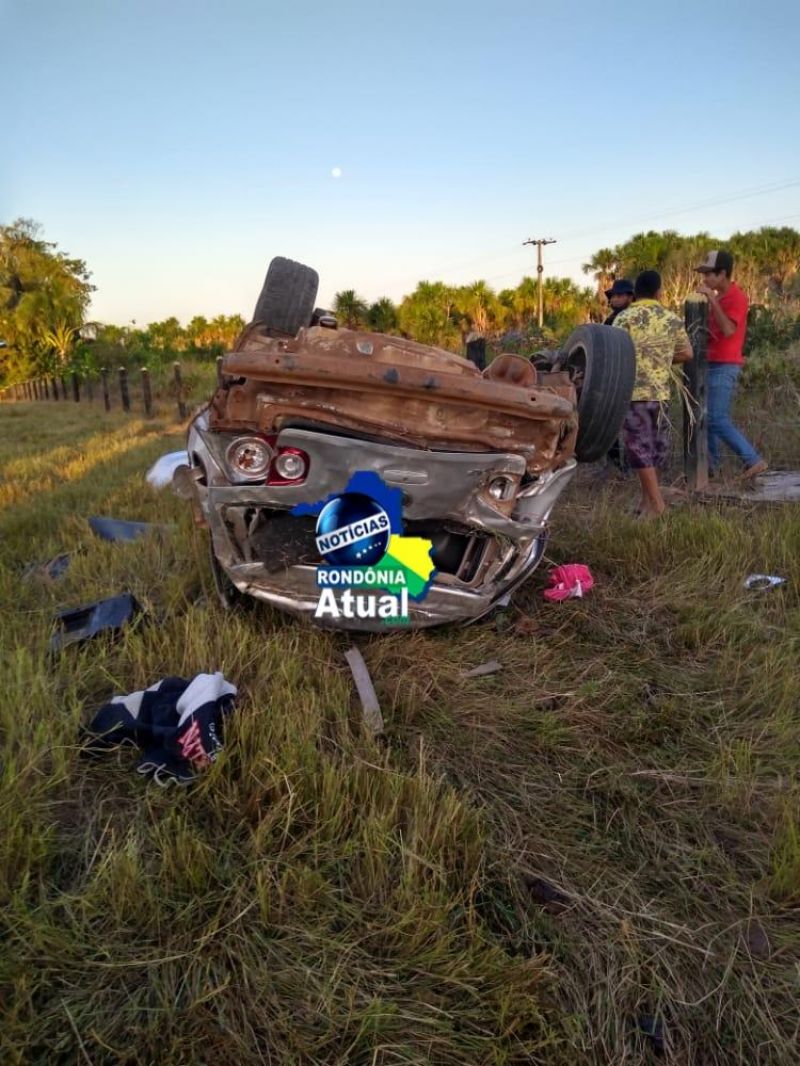 Carro capota em grave acidente em distrito de Ji-Paraná
