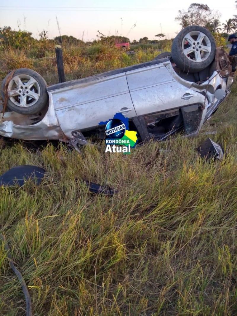 Carro capota em grave acidente em distrito de Ji-Paraná
