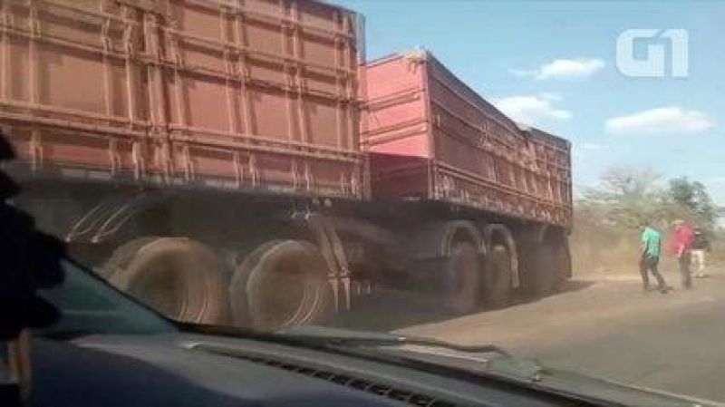 Carreta de milho tomba na BR-364 e causa congestionamento em Cacoal Carreta de milho tomba na BR-364 e causa congestionamento em Cacoal