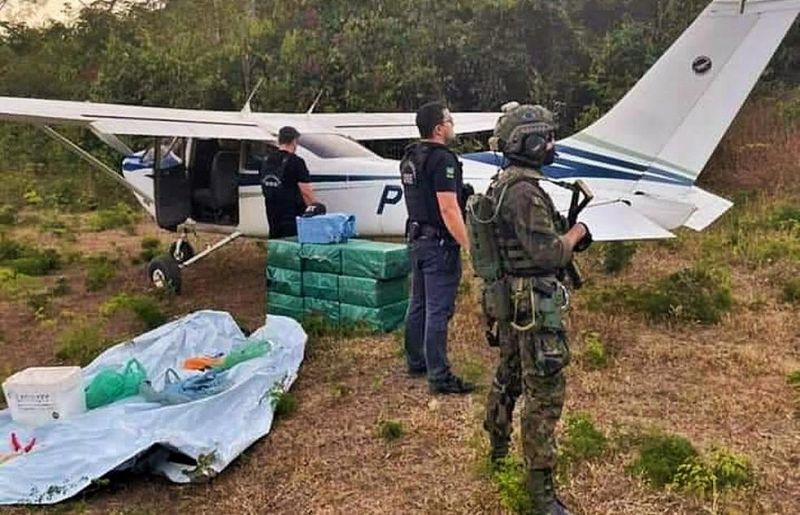 Avião com 324 kg de cocaína é interceptado pela FAB e PF em Machadinho (RO) Avião com 324 kg de cocaína é interceptado pela FAB e PF em Machadinho (RO)