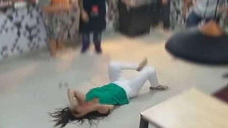 Mulher é encontrada bebendo em bar e acaba surrada pelo namorado Mulher é encontrada bebendo em bar e acaba surrada pelo namorado