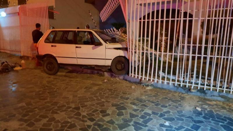 Motorista completamente embriagado perde o controle do veículo e bate contra muro de residência, em Ji-Paraná Motorista completamente embriagado perde o controle do veículo e bate contra muro de residência, em Ji-Paraná