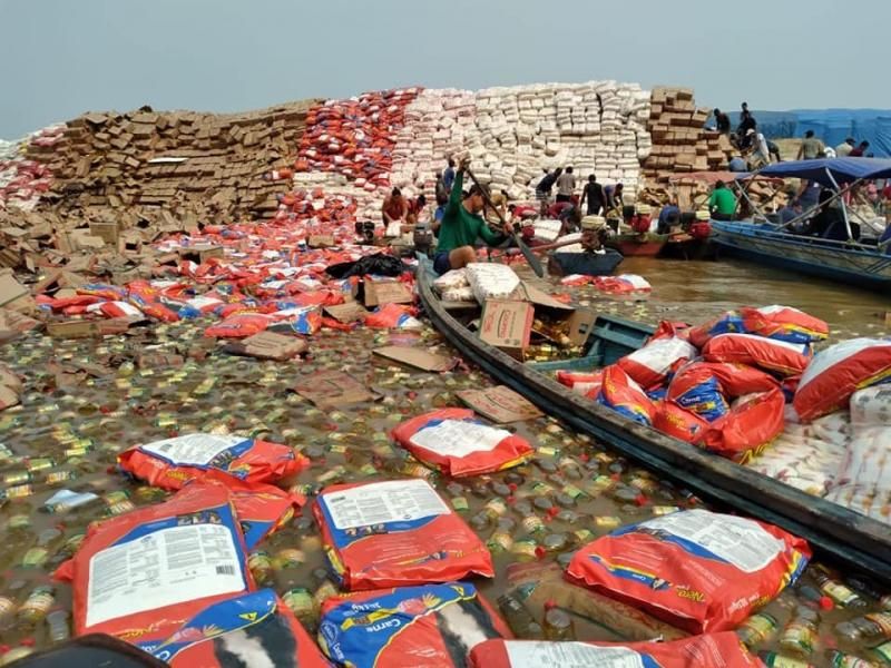 Balsa carregada de alimentos tomba no rio Madeira e população saqueia carga