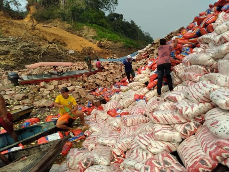 Balsa carregada de alimentos tomba no rio Madeira e população saqueia carga