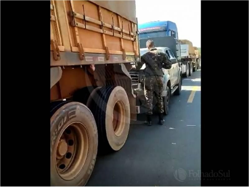 Engavetamento envolvendo caminhões e picape do Exército congestiona trecho da BR-364 Engavetamento envolvendo caminhões e picape do Exército congestiona trecho da BR-364