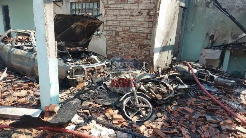 Curto-circuito em carro causa incêndio que destruiu três motocicletas e uma casa, em Vilhena