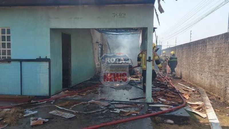 Curto-circuito em carro causa incêndio que destruiu três motocicletas e uma casa, em Vilhena