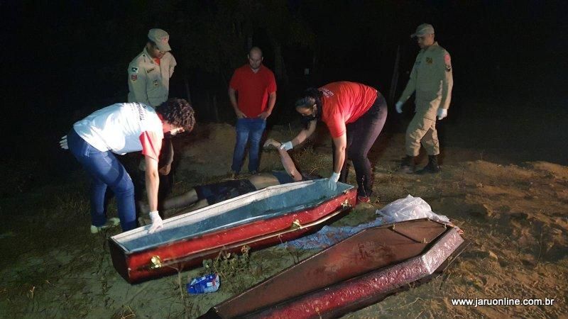 Madrasta salva vida de duas crianças após veículo cair dentro de rio em Machadinho; Pai das crianças morreu afogado Madrasta salva vida de duas crianças após veículo cair dentro de rio em Machadinho; Pai das crianças morreu afogado