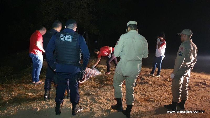 Madrasta salva vida de duas crianças após veículo cair dentro de rio em Machadinho; Pai das crianças morreu afogado Madrasta salva vida de duas crianças após veículo cair dentro de rio em Machadinho; Pai das crianças morreu afogado