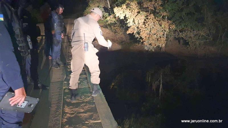 Madrasta salva vida de duas crianças após veículo cair dentro de rio em Machadinho; Pai das crianças morreu afogado Madrasta salva vida de duas crianças após veículo cair dentro de rio em Machadinho; Pai das crianças morreu afogado